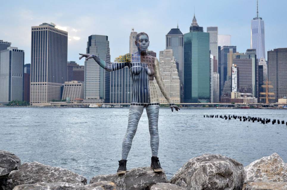 Trina Merry – Landscape Bodypainting: Models verschmelzen mit der City