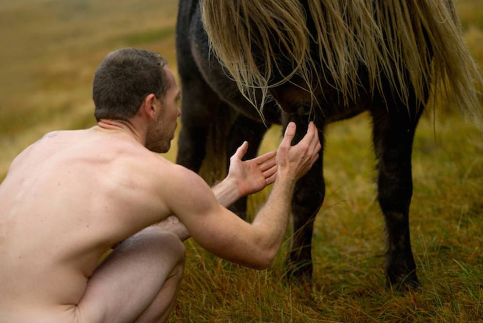 Auf pferd nackt den Nackt auf