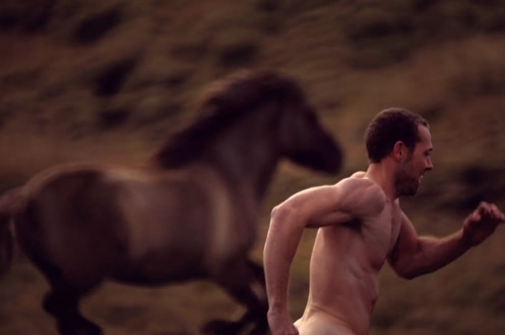 Nackt auf den pferd