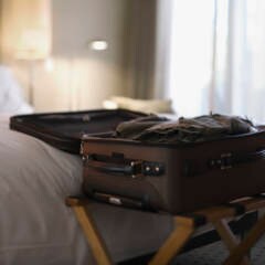 Koffer im Hotelzimmer