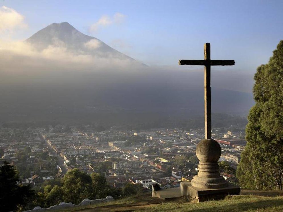 Der Volcán de Agua überragt Antigua, die einstige Hauptstadt von Guatemala