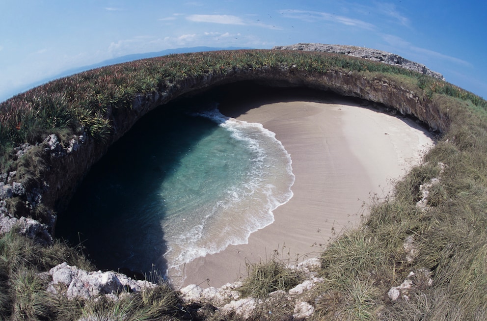 Места на планете. Остров Мариета скрытый пляж Мексика. Плайя-дель-Амор скрытый пляж острова Мариета Мексика. Скрытый пляж в Пуэрто-Вальярта Мексика. Плайя дель Амор Мексика пляж.