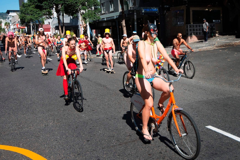 Frauen nackt fahrrad 