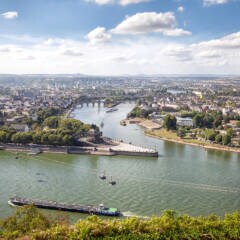 Blick von der Festung Ehrenbreitstein über Koblenz mit dem Deutschen Eck, wo Rhein und Mosel zusammenfließen