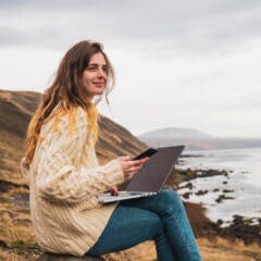 Frau in Island mit Laptop