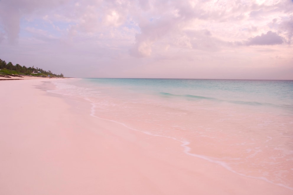 Rojo, verde, rosa: 12 coloridas playas en todo el mundo