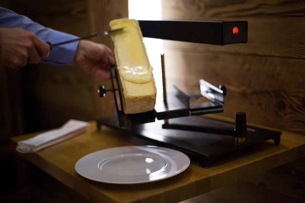 Prepare the Swiss raclette in a table oven