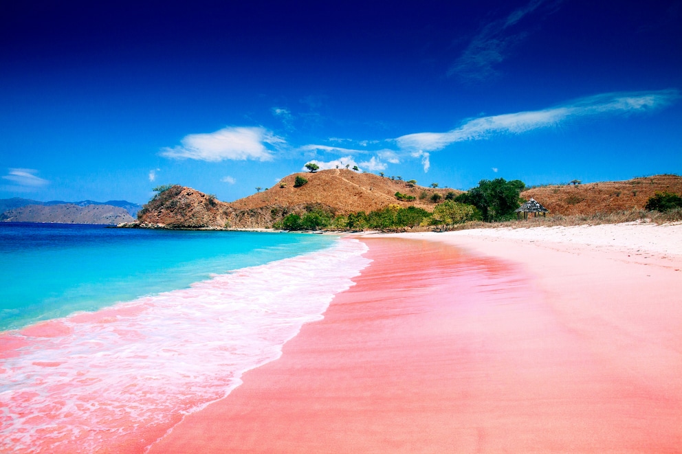 Rojo, verde, rosa: 12 coloridas playas en todo el mundo