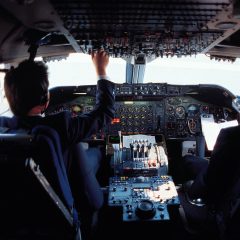 Flugzeug-Cockpit mit Piloten