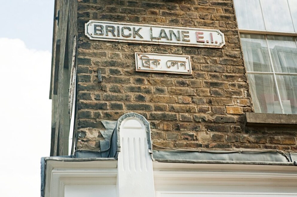 Tower Hamlets di London adalah rumah bagi banyak imigran Bengali.  Oleh karena itu, tanda jalan Brick Lane juga dalam bahasa Bengali.
