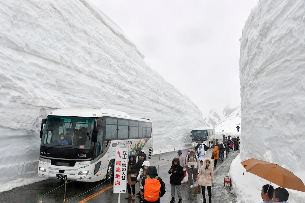 雪の大谷：日本の巨大な雪の回廊